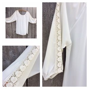 🌸Crocheted Floral Accented Blouse🌸